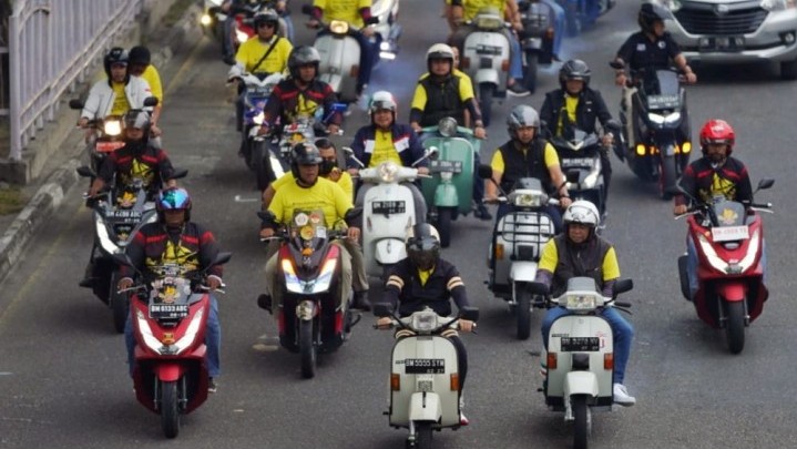 Vespa Riding Bersama Gubri Syamsuar di Puncak HUT Nasional SPS Vespa Riding Bersama Gubri Syamsuar di Puncak HUT Nasional SPS