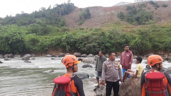 Dua dari Tiga Pelajar yang Hanyut di Sungai Bangek Padang Berhasil Ditemukan