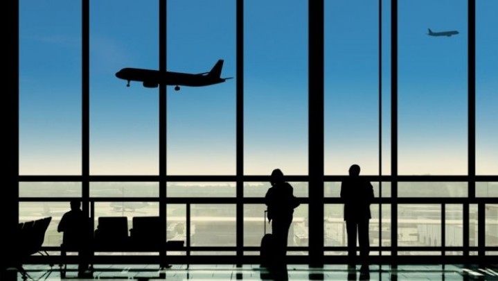 Bercanda Bawa Bom, Mantan Bupati Buton Selatan Dikeluarkan dari Pesawat