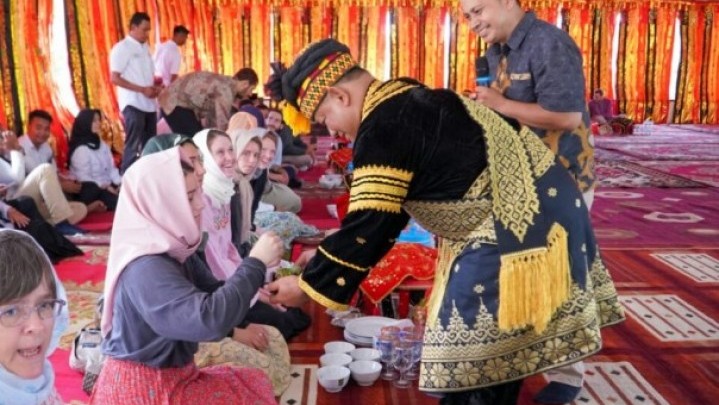 Adat Budaya Kampar Dipelajari Kelompok Mahasiswa Amerika Adat Budaya Kampar Dipelajari Kelompok Mahasiswa Amerika