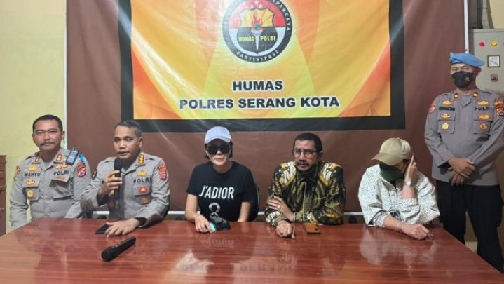 Nikita Mirzani Akhirnya Datangi Polresta Serang Nikita Mirzani Akhirnya Datangi Polresta Serang