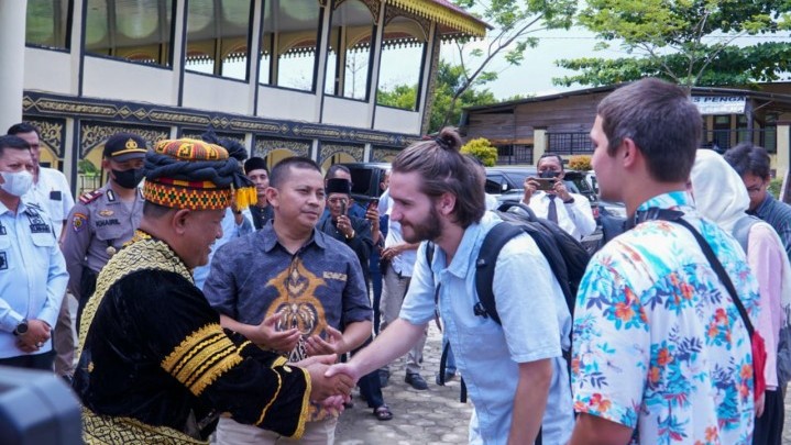 Mahasiswa Amerika Belajar Adat Sekapur Sirih dan Setapak Pinang di Kampar