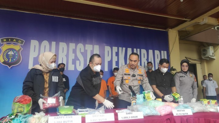 Suami Istri di Pekanbaru Bisnis Haram Narkotika, Sabu 1 Kilogram jadi Barang Bukti Suami Istri di Pekanbaru Bisnis Haram Narkotika, Sabu 1 Kilogram jadi Barang Bukti