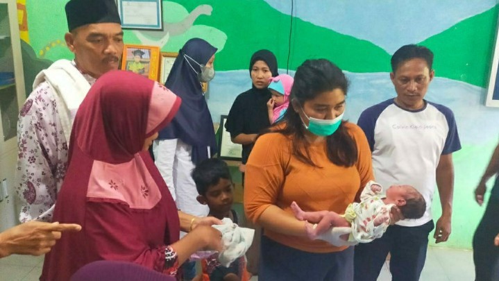 Bayi Dalam Kardus Ditemukan Warga Sei Lekop Bintan Bayi Dalam Kardus Ditemukan Warga Sei Lekop Bintan