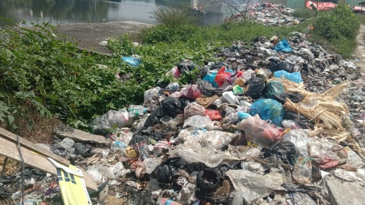 Pakar Lingkungan Soroti Tumpukan Sampah di Bantaran Sungai Kampar Pakar Lingkungan Soroti Tumpukan Sampah di Bantaran Sungai Kampar