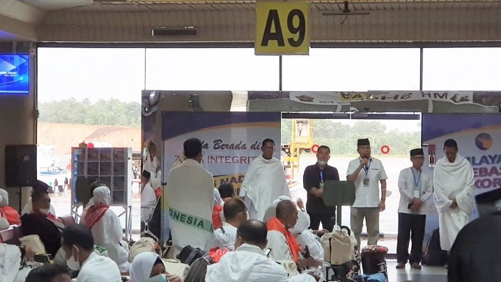 Keberangkatan JCH Pekanbaru di Embarkasi Batam Dilepas Syoffaizal Keberangkatan JCH Pekanbaru di Embarkasi Batam Dilepas Syoffaizal