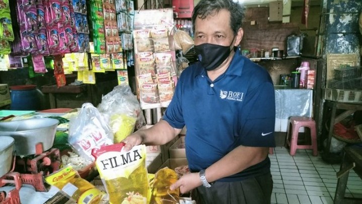 Ada-ada Saja, Beli Minyak Goreng Curah Wajib Gunakan Aplikasi PeduliLindungi atau NIK Ada-ada Saja, Beli Minyak Goreng Curah Wajib Gunakan Aplikasi PeduliLindungi atau NIK