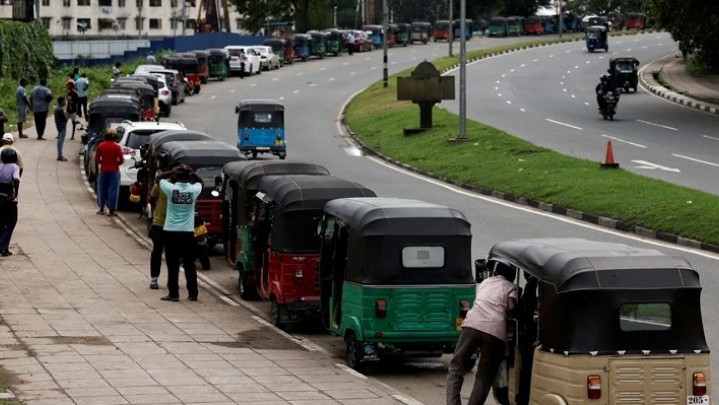 Warga Sri Lanka Antre BBM Empat Hari Warga Sri Lanka Antre BBM Empat Hari