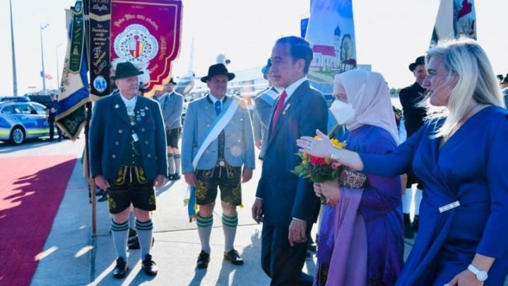 Pesawat yang Ditumpangi Jokowi Berputar 360 Derajat Pesawat yang Ditumpangi Jokowi Berputar 360 Derajat