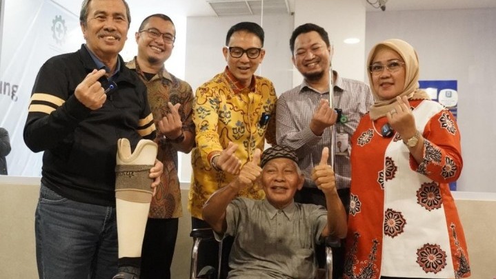 Sosialisasi Layanan Kaki Palsu RS Awal Bros: Gubri Serahkan Kaki Palsu Ke Pasien