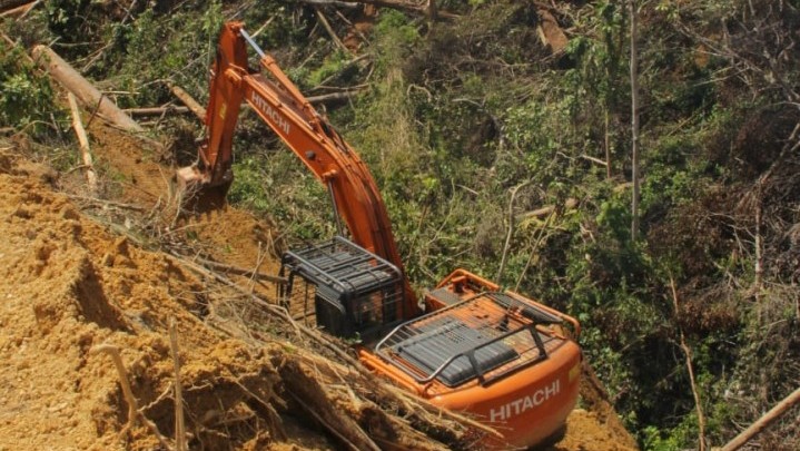 Petugas Amankan Alat Berat Perambah Hutan TNBT Petugas Amankan Alat Berat Perambah Hutan TNBT