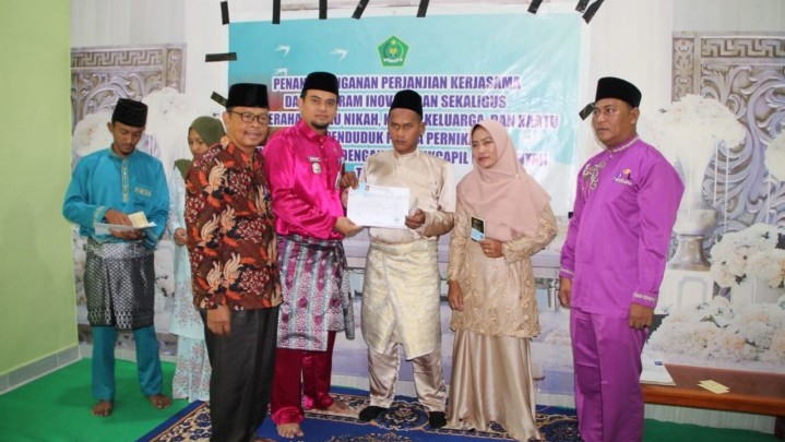 Terobosan, Pasangan yang Baru Menikah di Bantan Bengkalis Langsung Dapat KTP Status Kawin Terobosan, Pasangan yang Baru Menikah di Bantan Bengkalis Langsung Dapat KTP Status Kawin