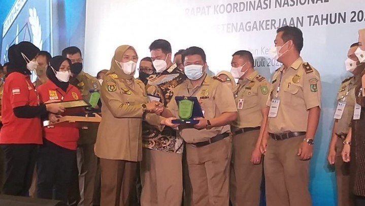 Disnakertrans Riau dapat Penghargaan Karena Lakukan Penyidikan Tindak Pidana Ketenagakerjaan Disnakertrans Riau dapat Penghargaan Karena Lakukan Penyidikan Tindak Pidana Ketenagakerjaan