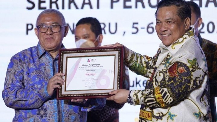 SPS Nobatkan Gubri Syamsuar Sebagai Pemimpin Terpopuler di Media Arus Utama SPS Nobatkan Gubri Syamsuar Sebagai Pemimpin Terpopuler di Media Arus Utama