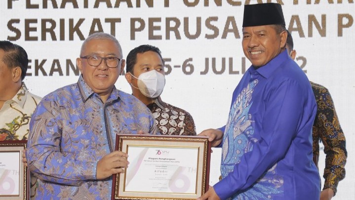 Anugerah Pemimpin Terpopuler Media Arus Utama Tahun 2022 Diraih Bupati Alfedri Anugerah Pemimpin Terpopuler Media Arus Utama Tahun 2022 Diraih Bupati Alfedri