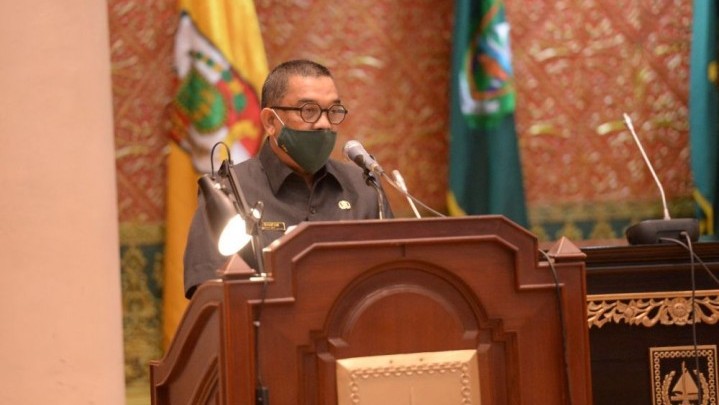 Wagubri Sampaikan Jawaban Gubernur Riau Atas Pandangan Umum Fraksi DPRD Tentang Pertanggungjawaban APBD Wagubri Sampaikan Jawaban Gubernur Riau Atas Pandangan Umum Fraksi DPRD Tentang Pertanggungjawaban APBD