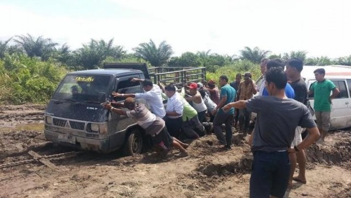 Penghematan Anggaran, Pemprov Riau akan Kerja Sama dengan Swasta Benahi Jalan