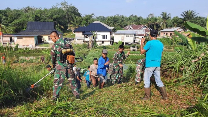 Jelang Keberangkatan ke Papua, Personel Pos Kout Satgas Pamtas RI-PNG Yonif 132/BS Karya Bakti di Desa Pulau Gadang Jelang Keberangkatan ke Papua, Personel Pos Kout Satgas Pamtas RI-PNG Yonif 132/BS Karya Bakti di Desa Pulau Gadang