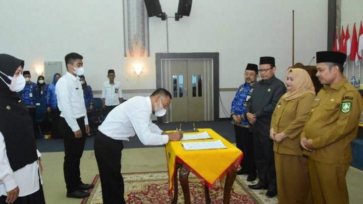 Bupati Kasmarni Tekankan PPPK Berikan Pengabdian Terbaik Bupati Kasmarni Tekankan PPPK Berikan Pengabdian Terbaik