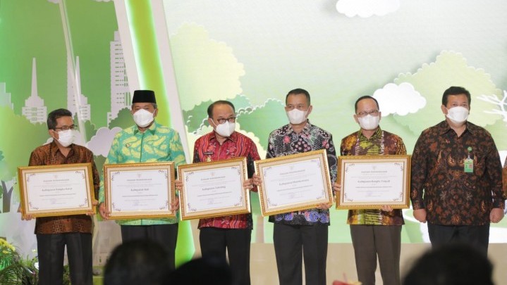 Terapkan Kebijakan Peduli Lingkungan, Pemkab Siak Terima Penghargaan Kementerian LHK RI Terapkan Kebijakan Peduli Lingkungan, Pemkab Siak Terima Penghargaan Kementerian LHK RI