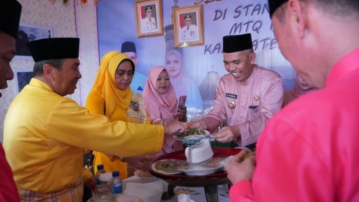 Pengunjung Serbu Es Tebak Kampar di Bazar MTQ Riau Pengunjung Serbu Es Tebak Kampar di Bazar MTQ Riau