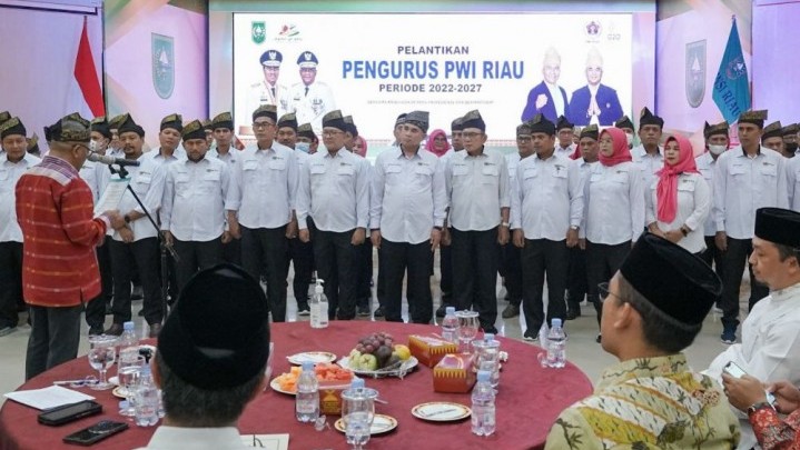 Lantik Pengurus PWI Riau, Atal Depari: Tetap Berpegang pada Undang-undang Pers Lantik Pengurus PWI Riau, Atal Depari: Tetap Berpegang pada Undang-undang Pers