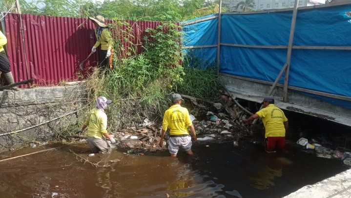 Endapan Lumpur dan Sampah di Drainase Jalan Arifin Ahmad Pekanbaru Endapan Lumpur dan Sampah di Drainase Jalan Arifin Ahmad Pekanbaru