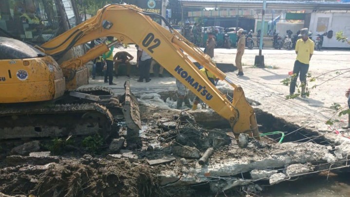Jembatan Beton Persempit Drainase di Jalan Arifin Ahmad, Dibongkar PUPR Pekanbaru