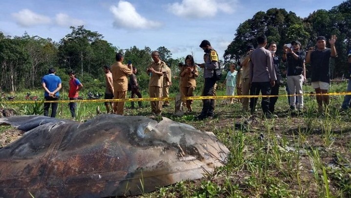 Serpihan Roket China Menghunjam Tanah di Kalimantan Barat