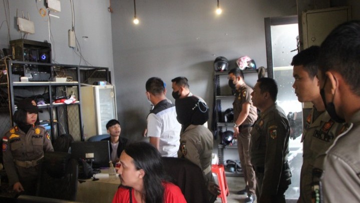 Satpol PP Pekanbaru Razia Pelajar di Warnet, Ternyata Ini Tujuannya Satpol PP Pekanbaru Razia Pelajar di Warnet, Ternyata Ini Tujuannya