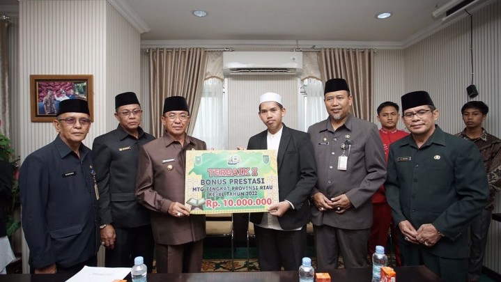 Bupati HM Wardan Penuhi Janji Beri Bonus Umrah Bagi Qori Berprestasi di MTQ Riau Bupati HM Wardan Penuhi Janji Beri Bonus Umrah Bagi Qori Berprestasi di MTQ Riau