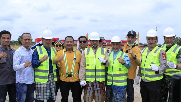 Rumput Standar FIFA Lapangan Sepakbola Sport Center Pekanbaru Mulai Ditanam