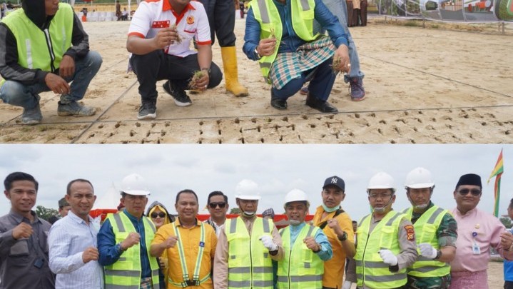 Ketum KONI Pekanbaru Tanam Rumput Perdana di Lapangan Sepakbola Sport Center Ketum KONI Pekanbaru Tanam Rumput Perdana di Lapangan Sepakbola Sport Center