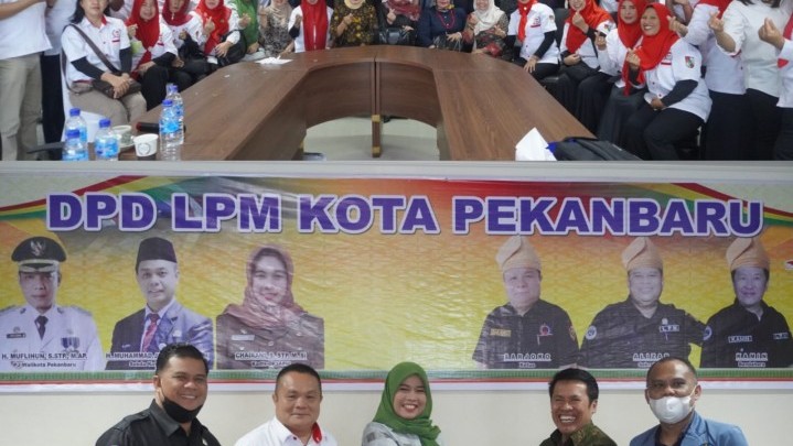 Ketua LPM Sarjoko Sampaikan Pemberdayaan UMKM pada LPM Padang Panjang Ketua LPM Sarjoko Sampaikan Pemberdayaan UMKM pada LPM Padang Panjang