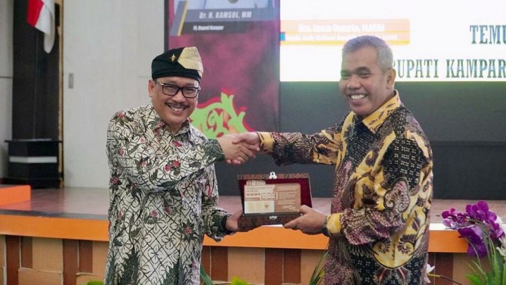 Pj Bupati Kamsol Terima Buku Citra Arsip Kampar dari ANRI