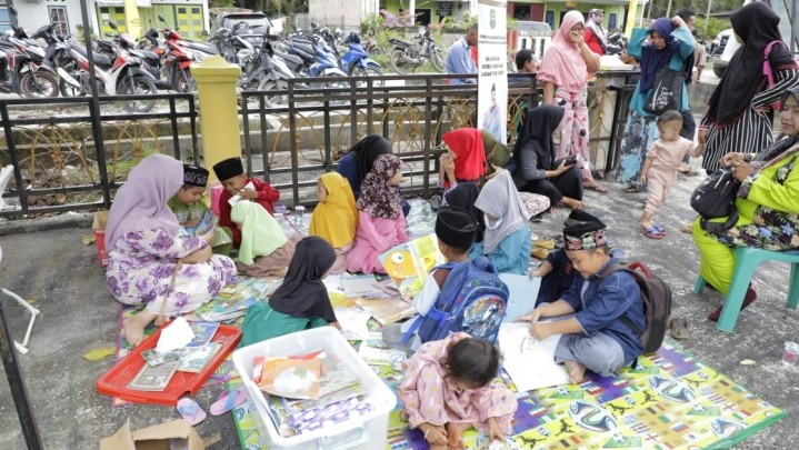 Pelajar Minati Perpustakaan Keliling Program Bujang Kampung Pelajar Minati Perpustakaan Keliling Program Bujang Kampung
