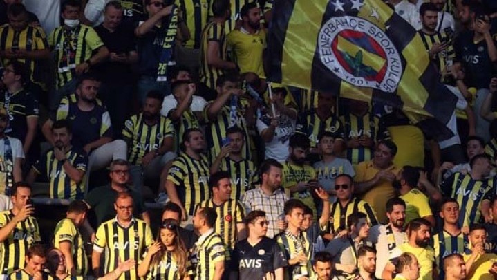 Aneh, Suporter Nyanyikan Nama Putin, Fenerbahce Disanksi UEFA
