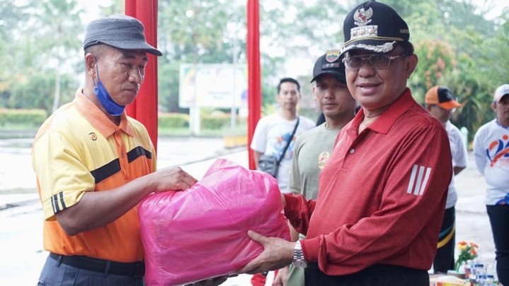 Bendera Merah Putih Dibagikan Bupati HM Wardan Sambut HUT Kemerdekaan RI Bendera Merah Putih Dibagikan Bupati HM Wardan Sambut HUT Kemerdekaan RI