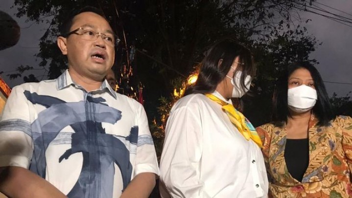 Putri Chandrawathi Bawakan Pakaian untuk Ferdy Sambo ke Mako Brimob Putri Chandrawathi Bawakan Pakaian untuk Ferdy Sambo ke Mako Brimob