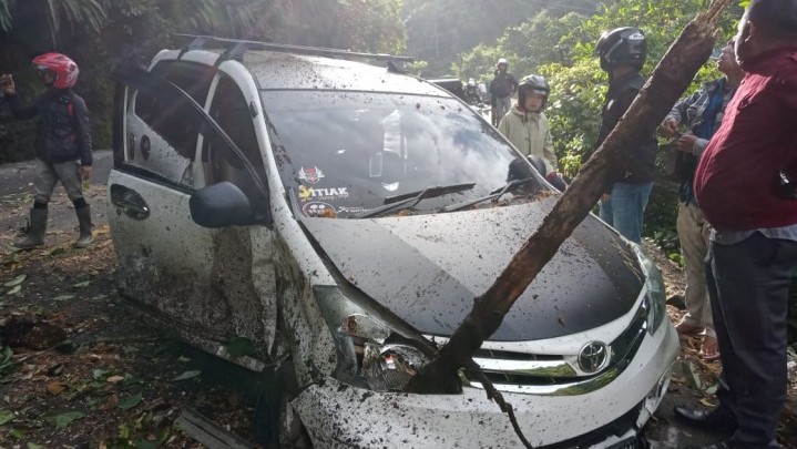 Dua Mobil Tertimpa Longsor di Lembah Anai Sumbar Dua Mobil Tertimpa Longsor di Lembah Anai Sumbar