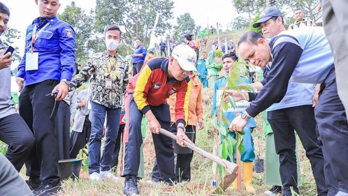 Pj Wako Muflihun Tanam Pohon di Rakernas Apeksi Padang