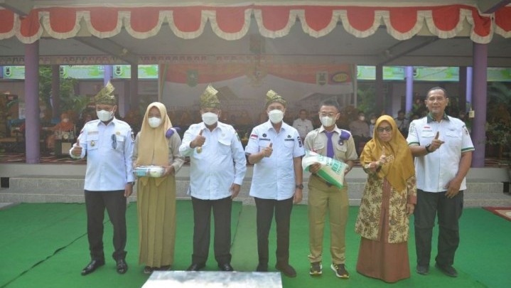 SMA 1 Pekanbaru Ulang Tahun ke-67, Gubri: Terima Kasih Atas Sumbangsihnya SMA 1 Pekanbaru Ulang Tahun ke-67, Gubri: Terima Kasih Atas Sumbangsihnya