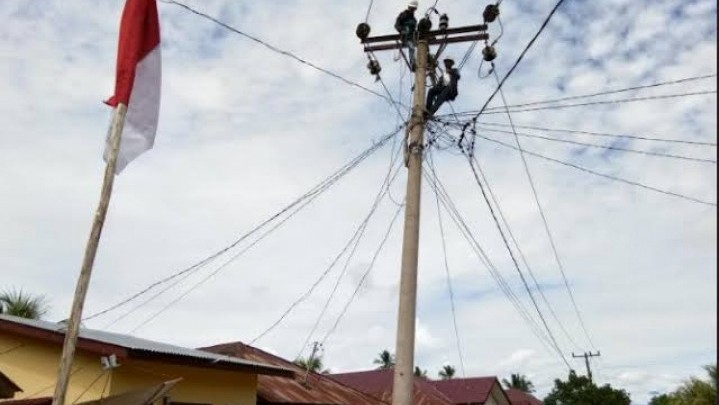 PLN Ingatkan Warga Jangan Pasang Bendera, Umbul-umbul dan Lampu Hias Dekat Jaringan Listrik