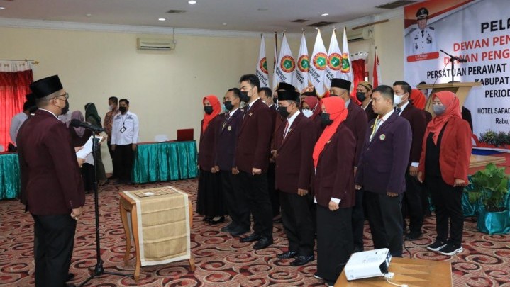 Di Pelantikan Pengurus PPNI Rohul, Wabup Ingatkan Jangan Pilih Kasih Beri Pelayanan