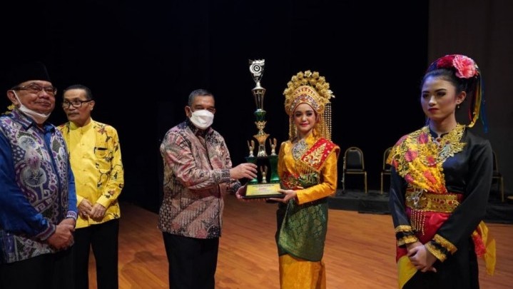 SMA 1 Pekanbaru Juara Pertama Lomba Tari Persembahan Melayu Riau SMA 1 Pekanbaru Juara Pertama Lomba Tari Persembahan Melayu Riau