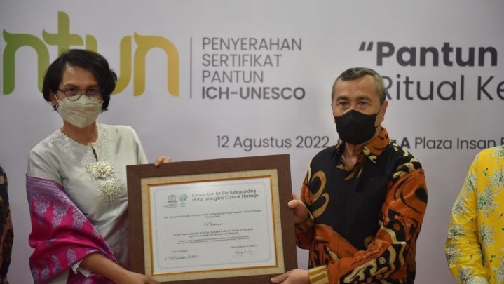 Gubri Syamsuar Terima Sertifikat Pantun Sebagai WBTb dari UNESCO