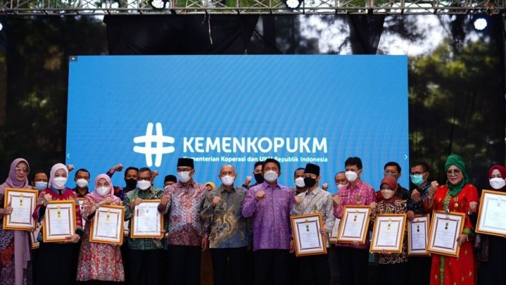 Penghargaan Diterima Gubri Karena Dinilai Majukan Koperasi dan UKM Penghargaan Diterima Gubri Karena Dinilai Majukan Koperasi dan UKM