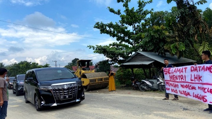 Menteri LHK Kunker ke Kuok Kampar, Disambut Mahasiswa dengan Spanduk Tuntutan