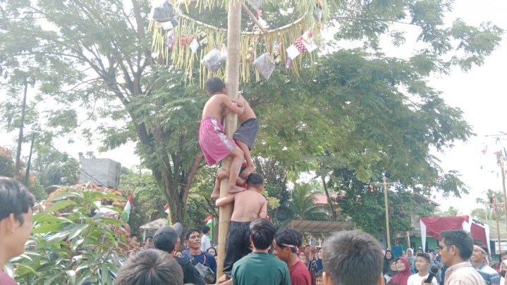 Desa Kualu Nenas Kampar Sambut HUT RI ke-77 dengan Lomba Tradisional