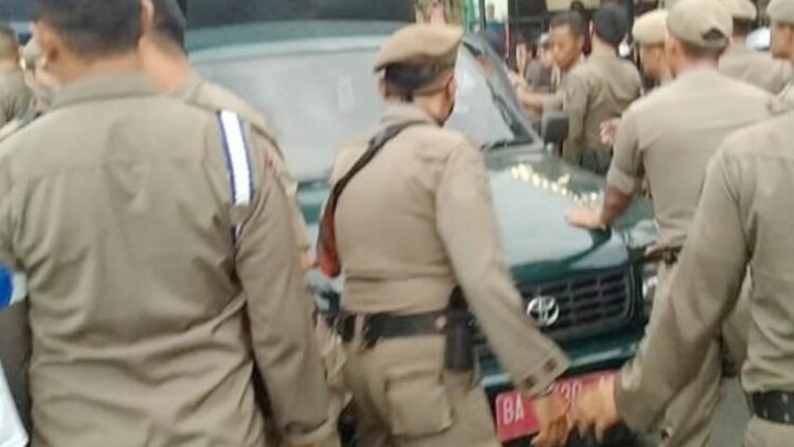 Tak Terima Ditertibkan, Pedagang Rusak Mobil Dinas Satpol PP Padang Tak Terima Ditertibkan, Pedagang Rusak Mobil Dinas Satpol PP Padang